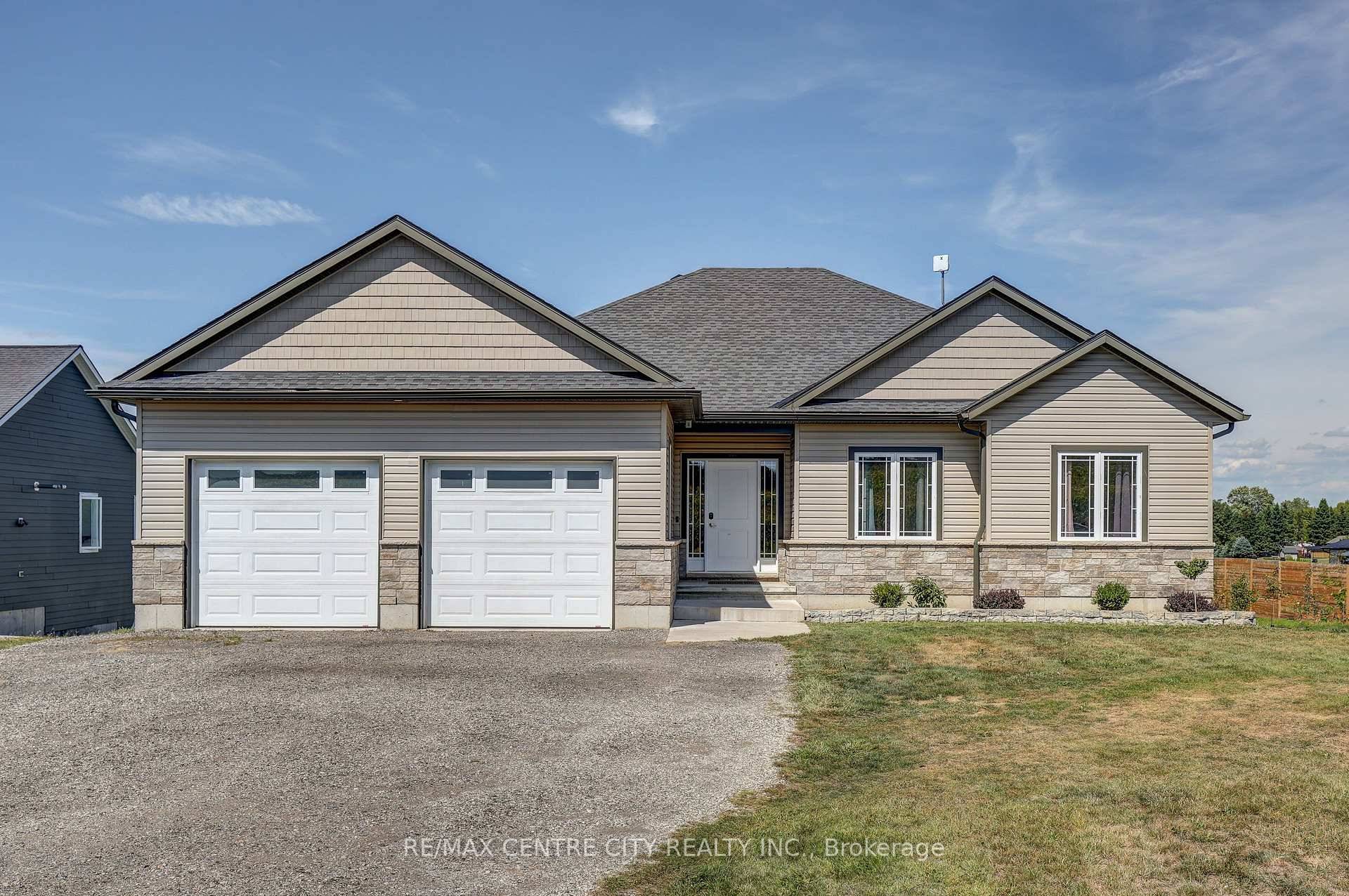 Escape to serenity on this stunning country property, boasting an expansive 85.