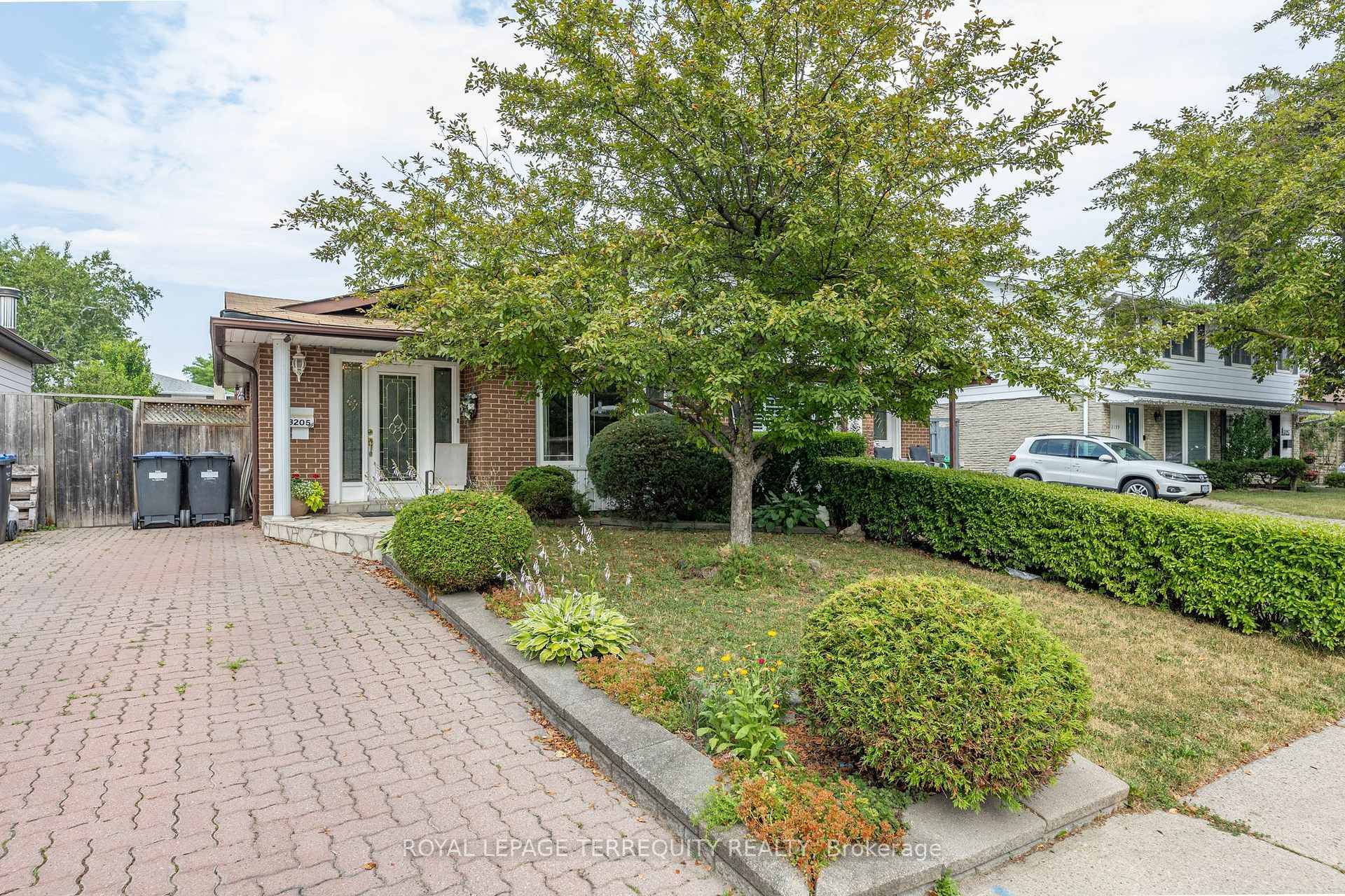 Solid three level back split house nestled in one of the Mississauga's most prestigious family oriented communities !
