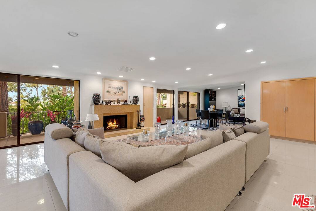 2131   Century Woods Way 3.0 Beverlywood LA