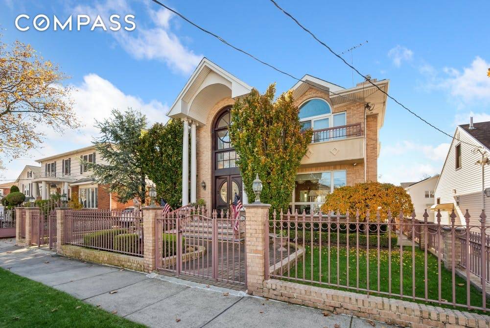 Welcome to 2348 Royce Street.
