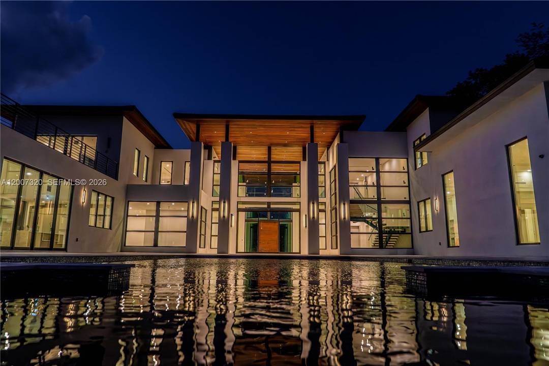 An exceptionally elegant villa situated on over an acre size corner lot in the prestigious east side of Pinecrest, one of Miami s most sought after neighborhoods, renowned for its ...