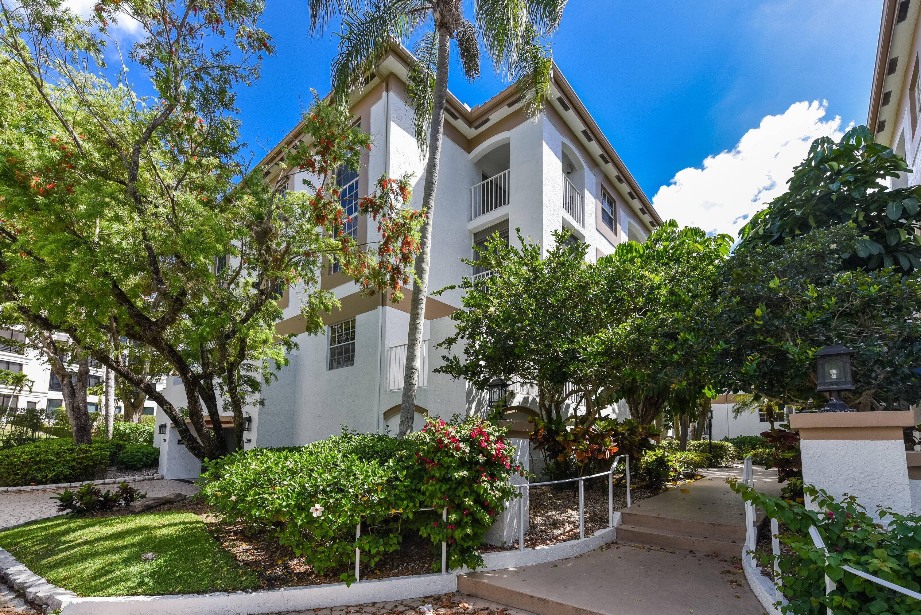 Indulge in the ultimate country club experience with this delightful Boca Grove luxury rental !