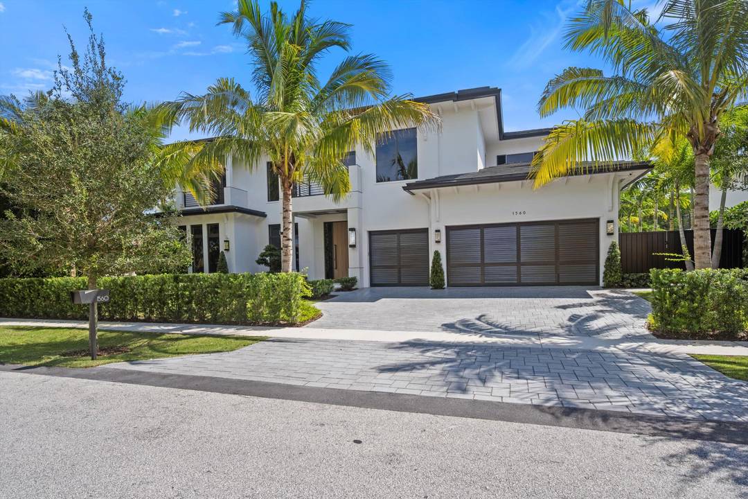 Welcome to Carriage Hill, East Boca RatonExperience extraordinary living in one of Boca Raton's most desirable neighborhoods just minutes from pristine oceanfront beaches, beautiful public parks, The Boca Raton Resort, ...