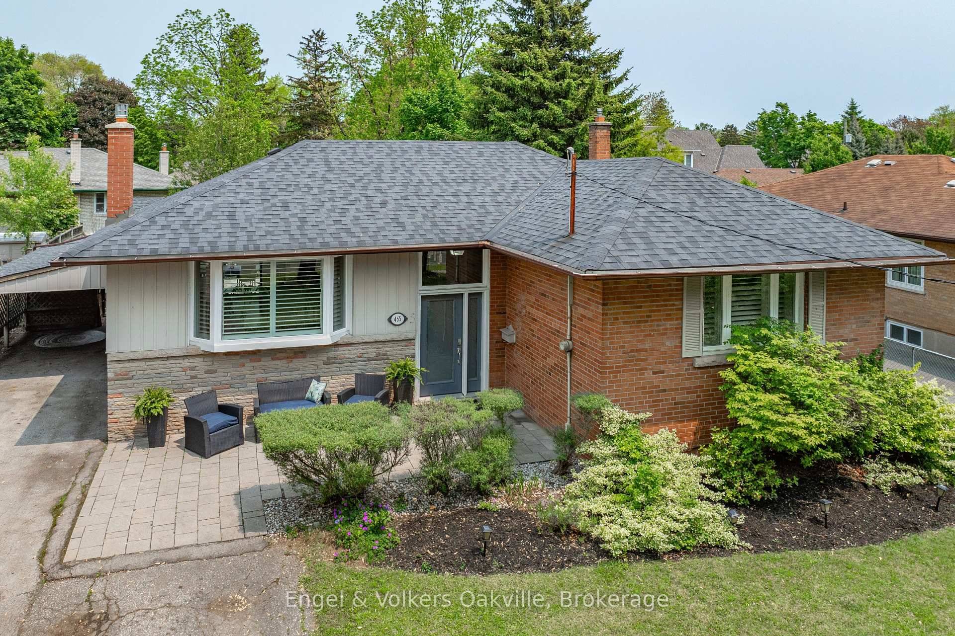 Welcome home ! This rare raised bungalow offers endless potential move in and enjoy, or build your dream home in one of Oakville's most sought after neighbourhoods.