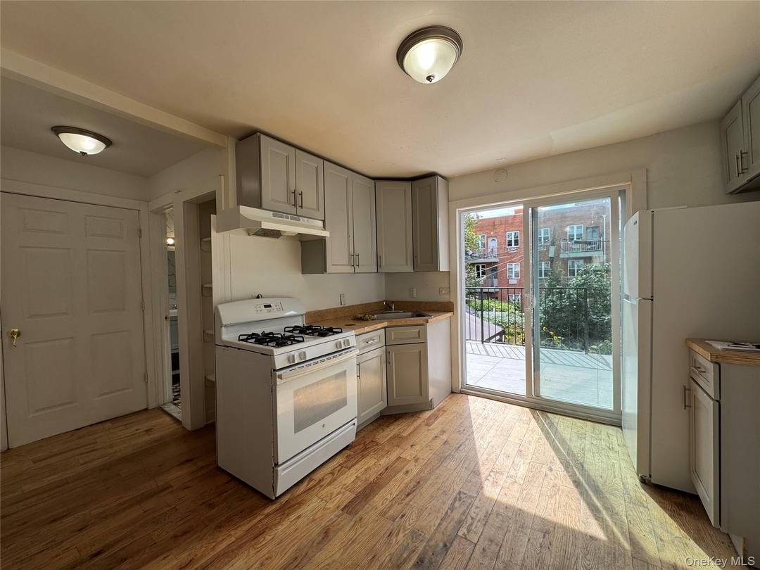 Corona 2 Family House for Sale The house has been renovated Prime Location R5 Zoning Low Taxes 6, 031 Expansion potential build an additional 2, 425 sq.