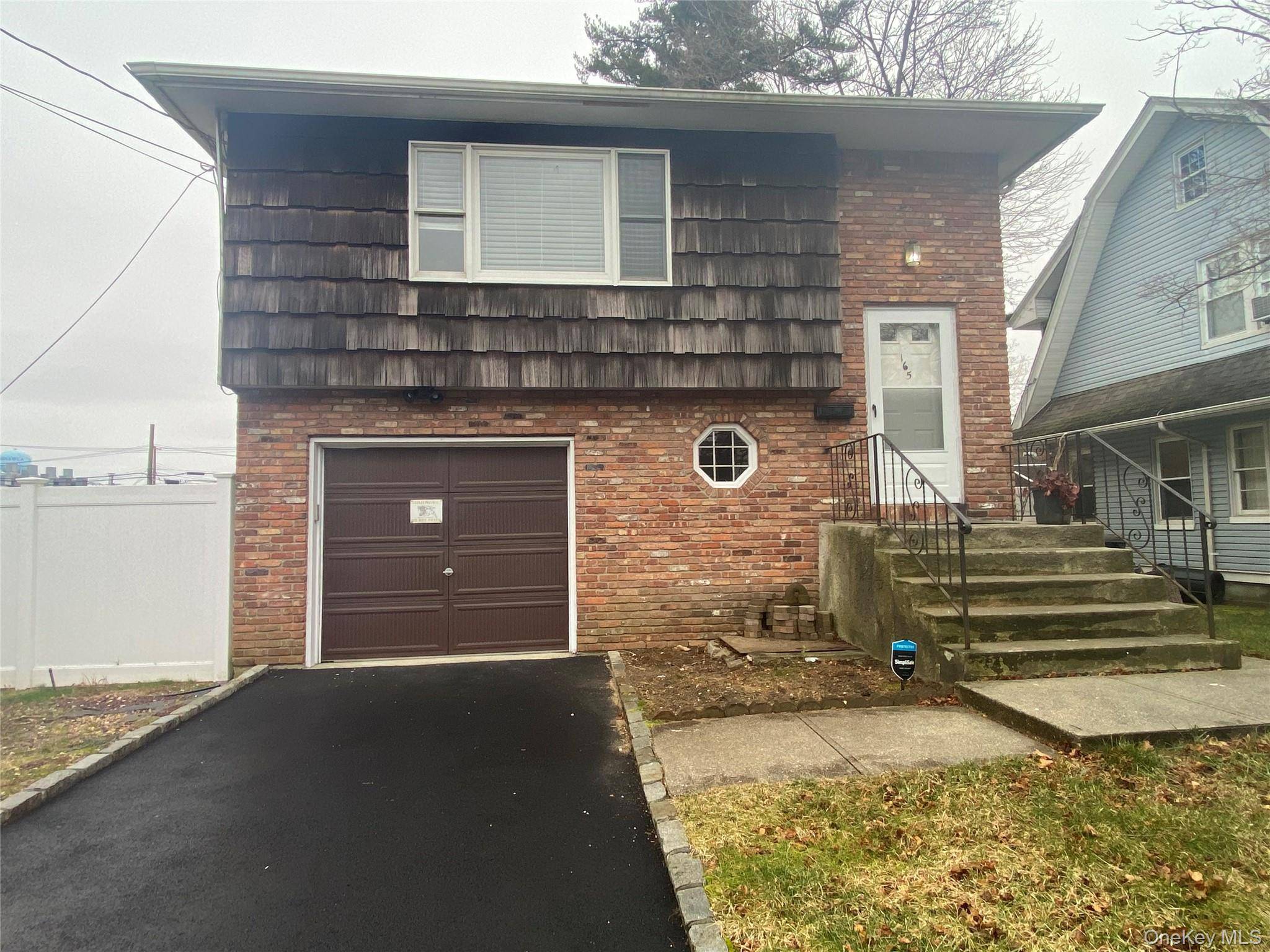 Beautiful fully renovated High Ranch in Mineola !