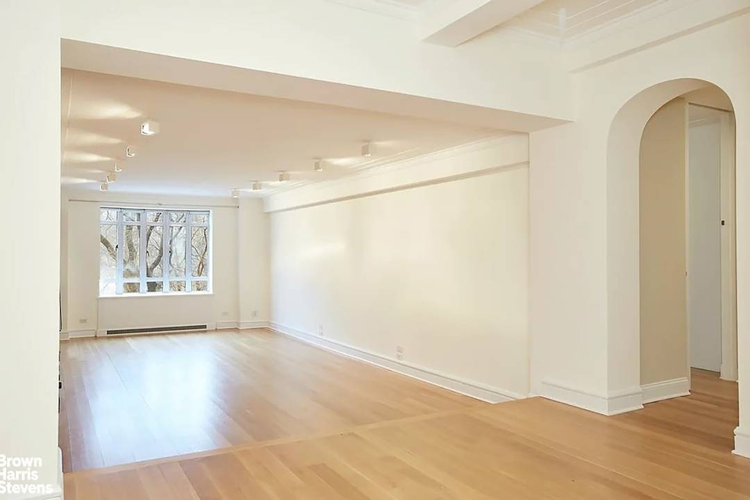 SIX ROOM CONDO WITH DIRECT PARK VIEWS !