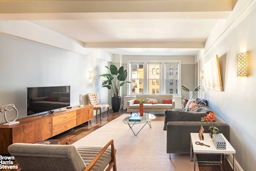 Bright and beautifully renovated classic 7 right off Central Park !