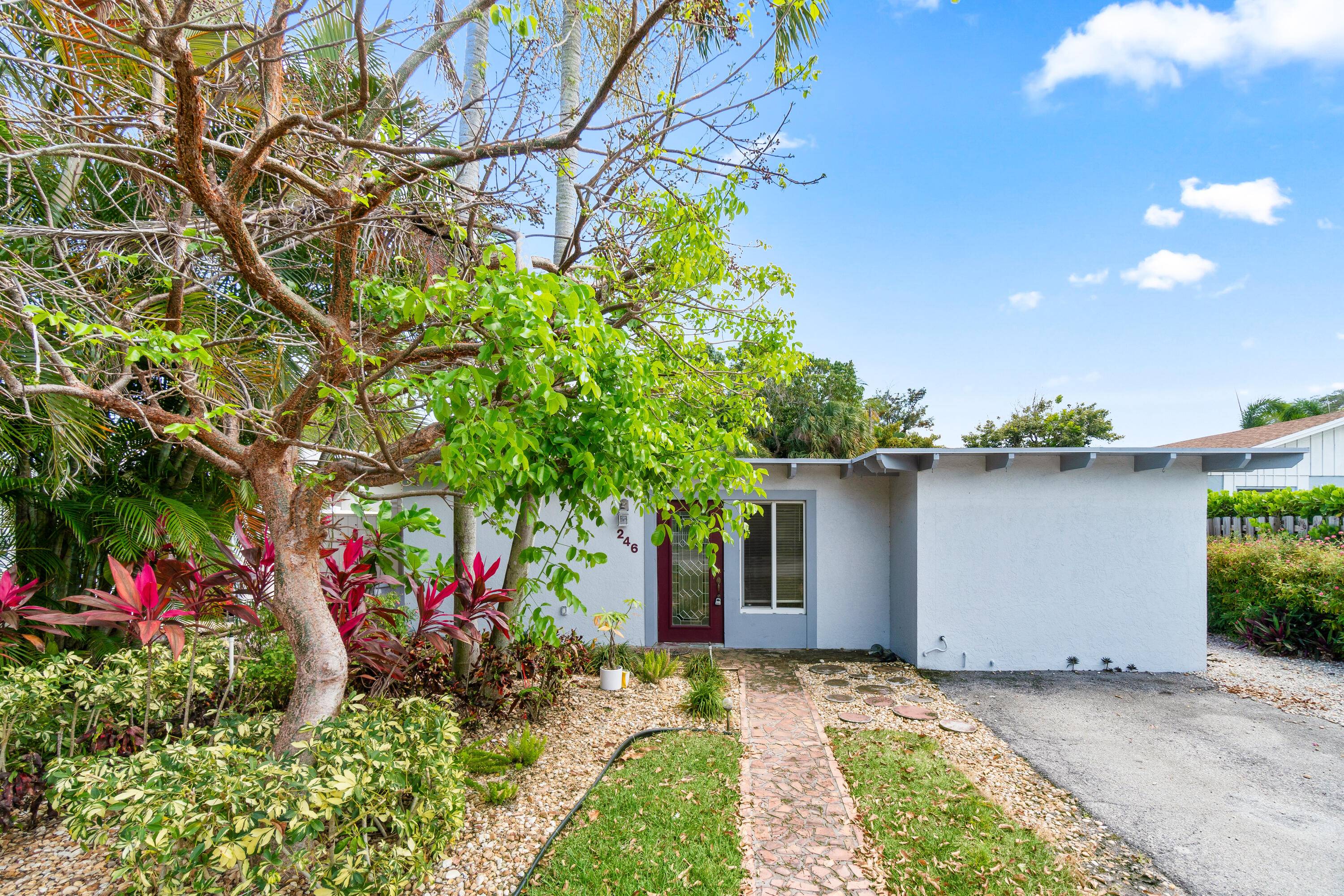 Beach area cottage, just a few blocks from trendy Atlantic Ave.