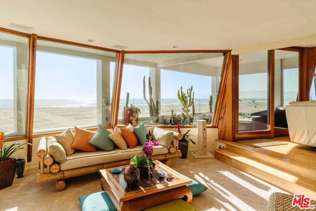 2   Outrigger St 2BR Marina Del Rey La