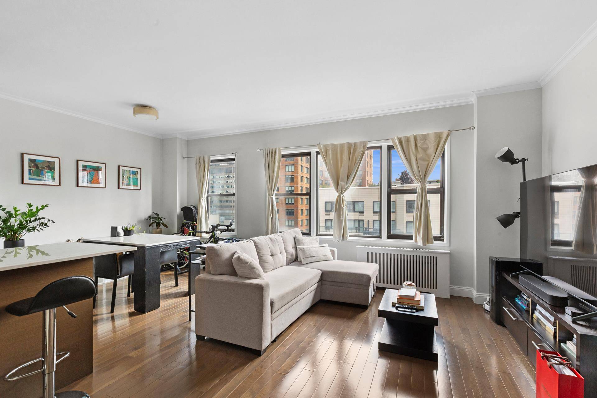 JUST LISTED XXX MINT 1 Bedroom Condo for SALE in Murray HillThis apartment has an Open Chef's Kitchen with Stainless Steel Appliances, Beautiful Hardwood Floors, Lots of Windows, with Southern ...