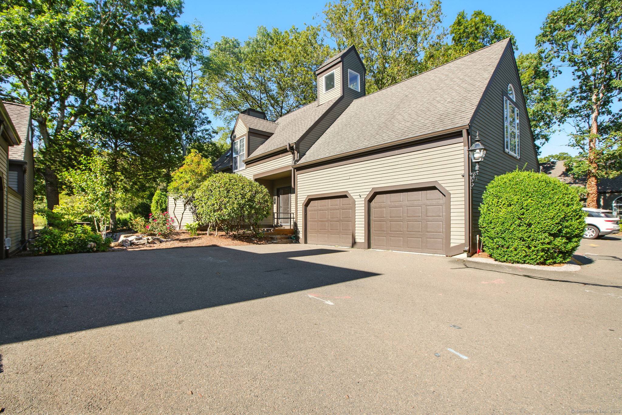Immaculately maintained and move in ready, this 2 bedroom condo is located in the highly desirable Long Hill Farm community.