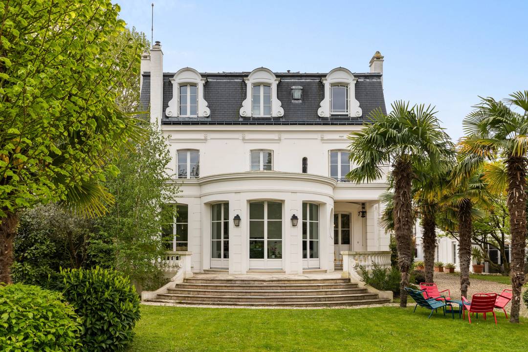 Propriété d'exception - 570m2 sur 2800m2 de parc avec piscine et terrain de tennis