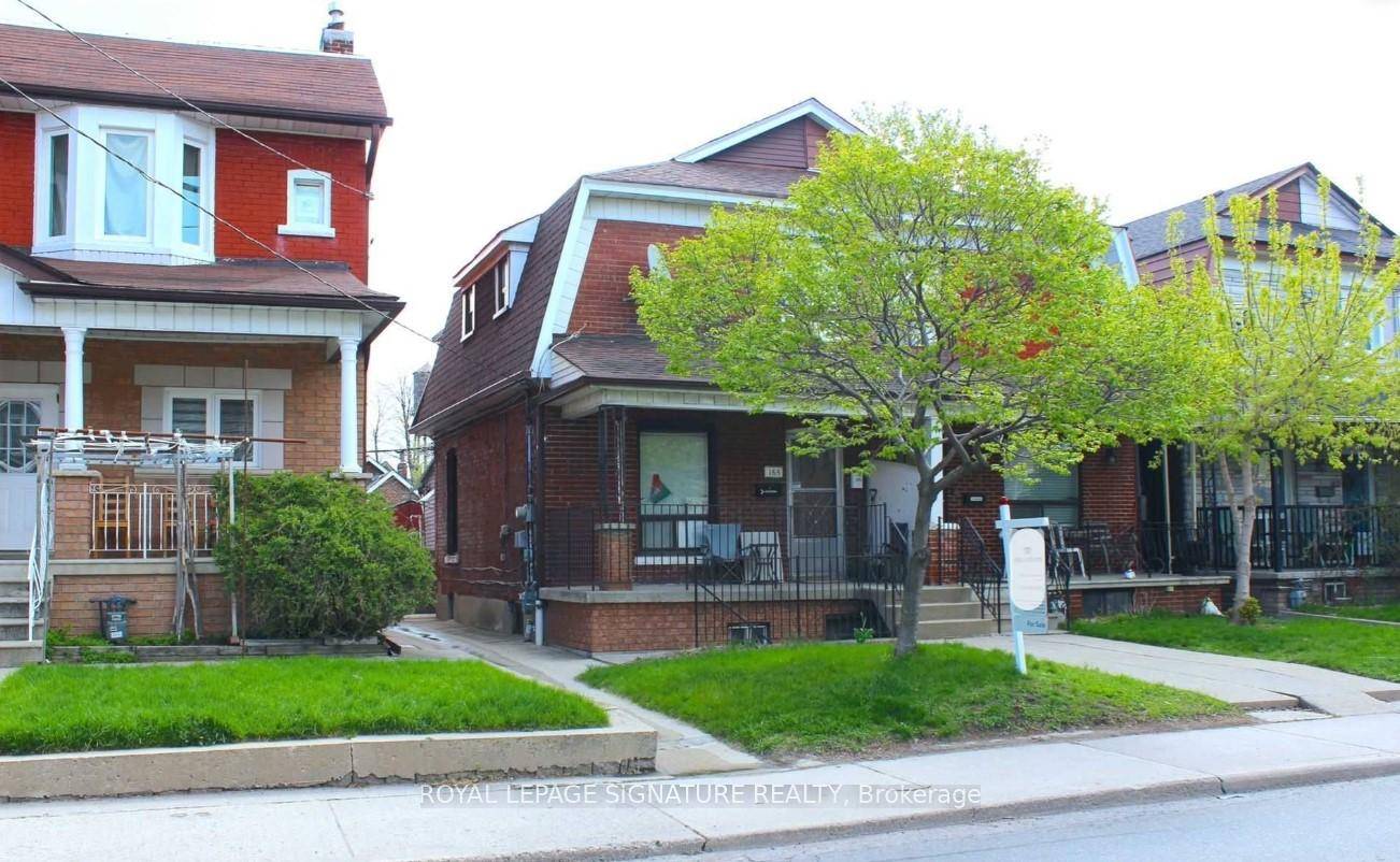 Bright and spacious 1 bedroom upper floor unit in Toronto's Junction Triangle, featuring a large living room, eat in kitchen, bathroom with water softener, and a private porch with dedicated ...