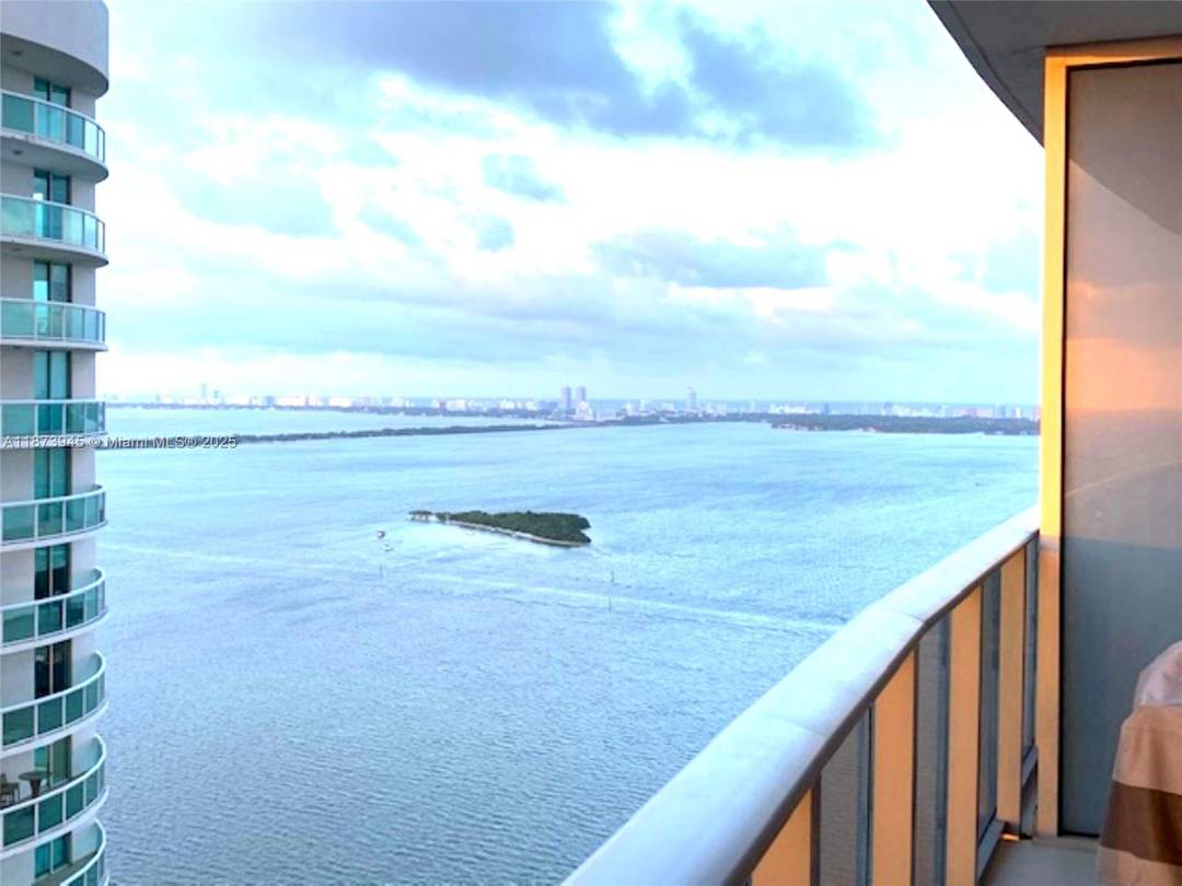 Luxurious Residence Beautiful finishes in these 2 bedroom dens, 3 bathroom at Aria on the Bay, directly across the street from Biscayne Bay in the Arts and Entertainment District.