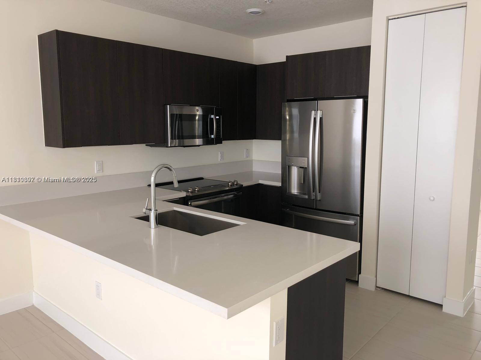 Beautiful modern condo in Landmark at Doral.