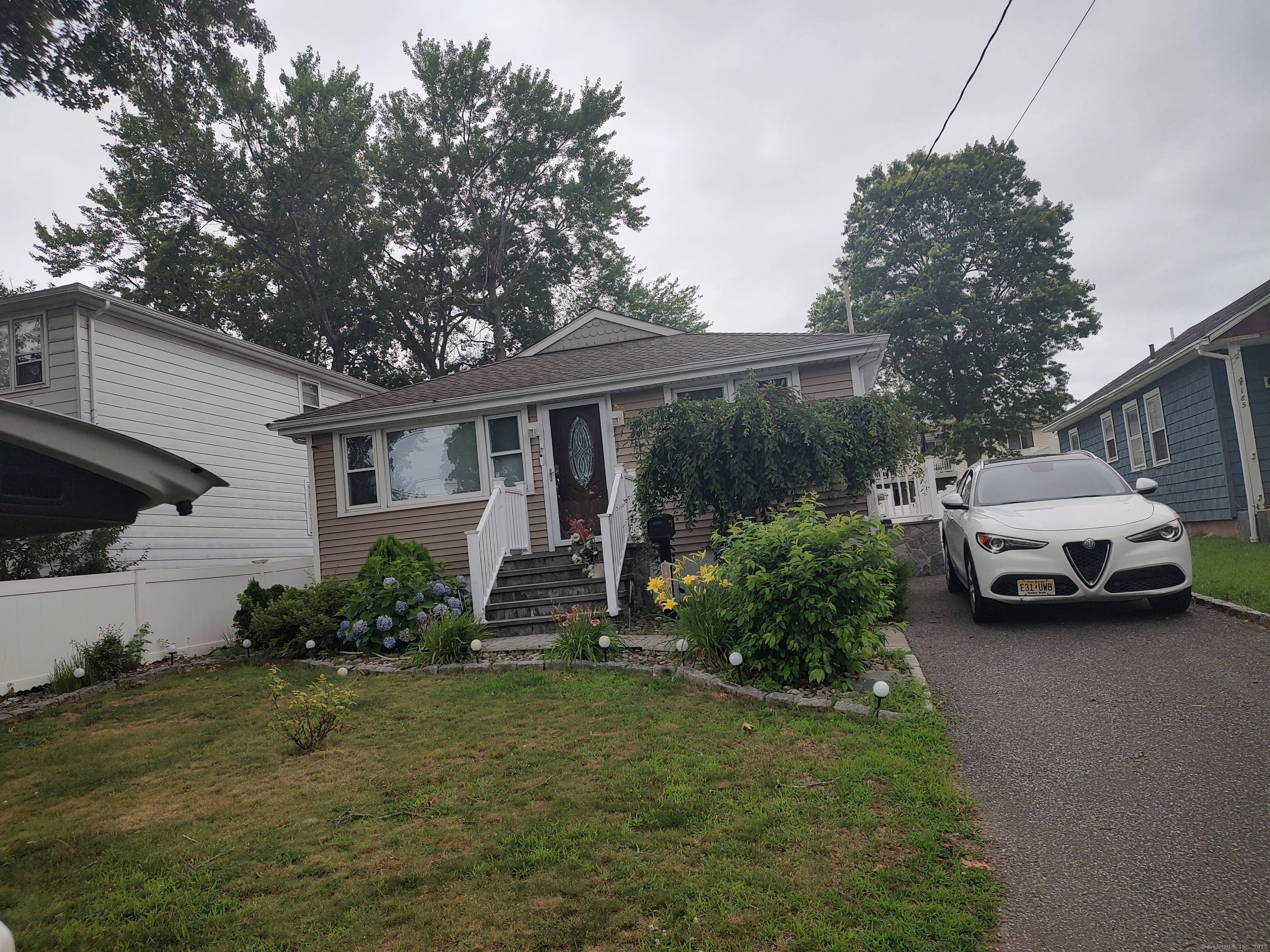 NICE 3 BEDROOMS RANCH IN THE HART OF WEST HAVEN, GOOD SIZE AND REMODELED KITCHEN WITH STAINLESS APPLIANCES, HARDWOOD FLOOR THROUGHOUT, CLOSE TO ORANGE LINE, WALKING DISTANCE TO WEST HAVEN ...