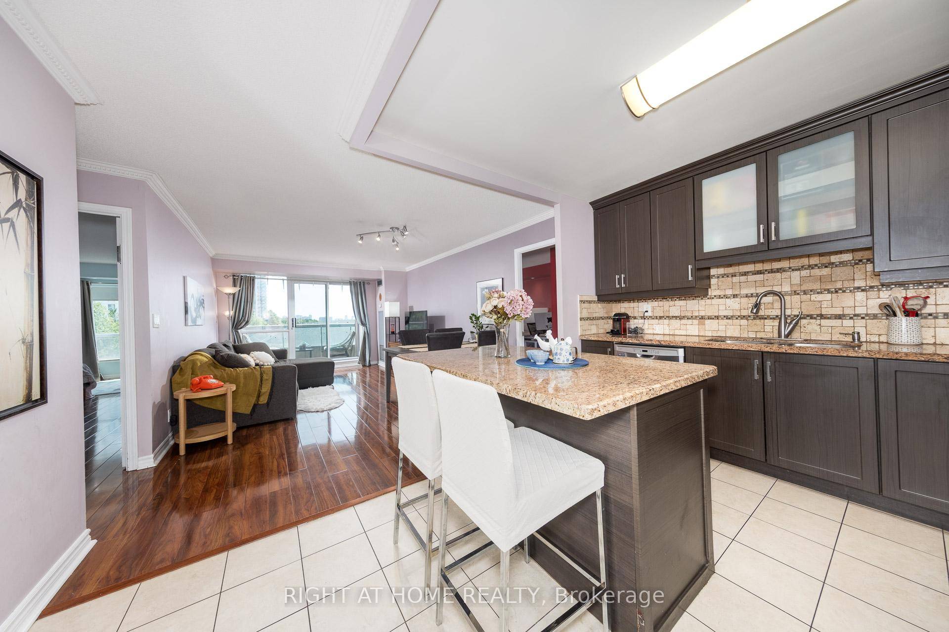 Quiet Boutique Condo In Prime Thornhill Area.