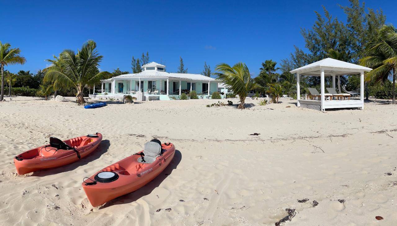 BEACHFRONT HOME WITH POOL Single Family Home Long-Island-Bahamas