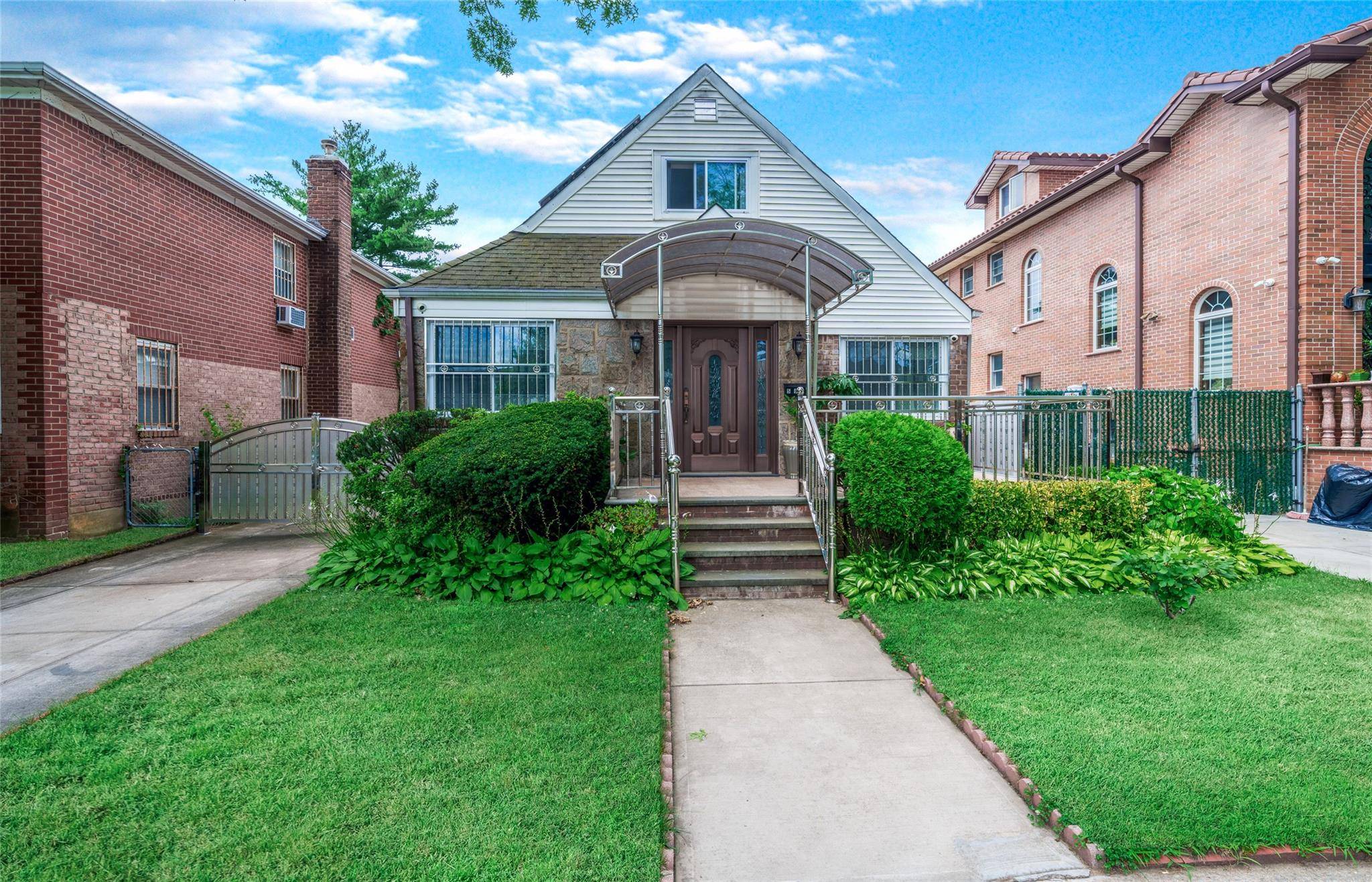 Charming detached single family home in desirable bayside and flushing border areas, Situated on a generous 4000 sqft lot, offers a spacious backyard with a lush garden, perfect for outdoor ...