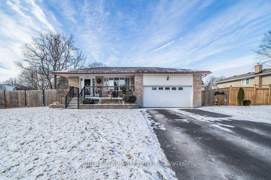 Welcome to this beautiful, 4 bedroom home in Kingston's desirable west end !