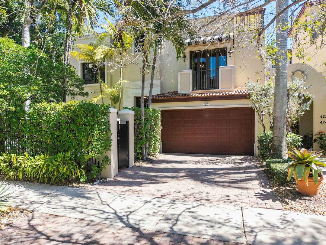 Situated in sought after Victoria Park, just steps to Fresh Market amp ; local favorites like Doc B s amp ; Foxy Brown, this sophisticated tri level townhome blends modern ...