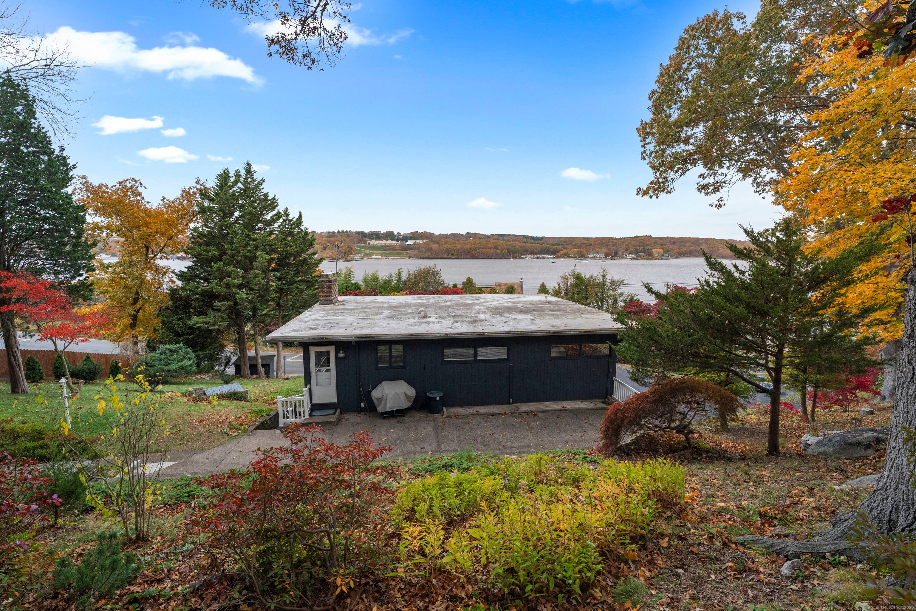 Look at that view ! Very well maintained lil' black contemporary high ranch with 3 beds, 2 full baths, with lots of recent updates panoramic views of the Thames River.