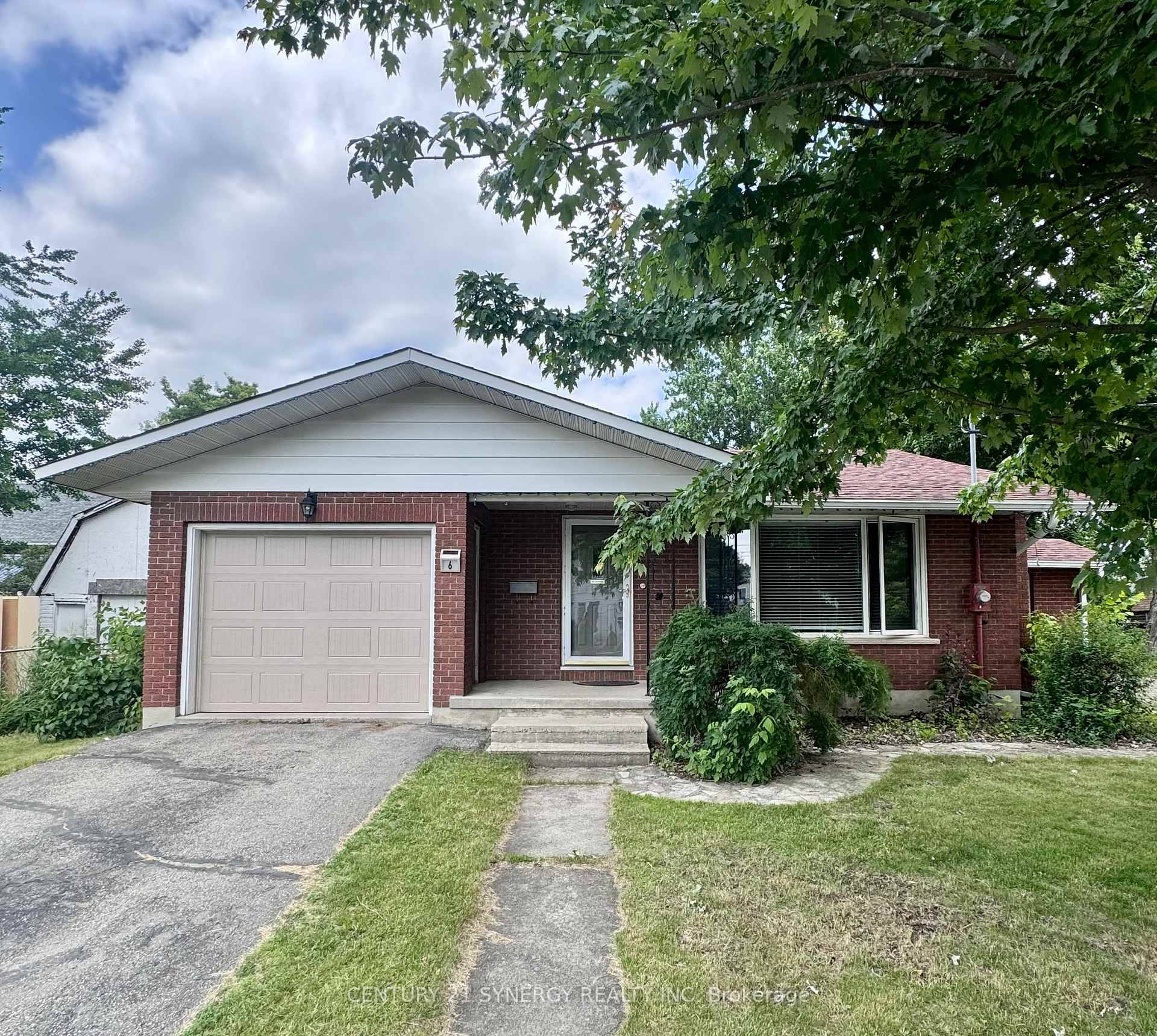 Beautiful Bungalow Retreat in the Heart of Smiths Falls.