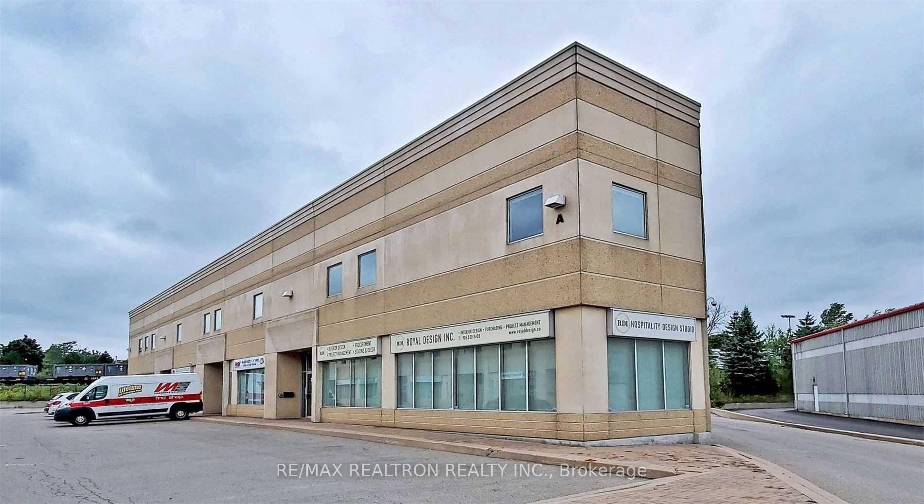 Immaculate and well lit office space in a prime Elgin Mills location, situated between Yonge Street and Highway 404 with quick access to the 407.