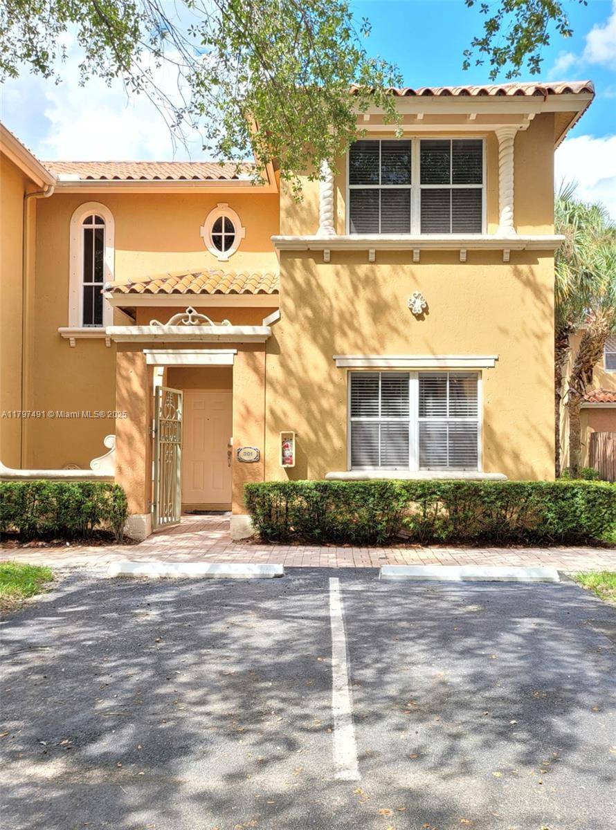 Beautiful townhome in the desirable community of Villa Vizcaya in Miami Lakes.
