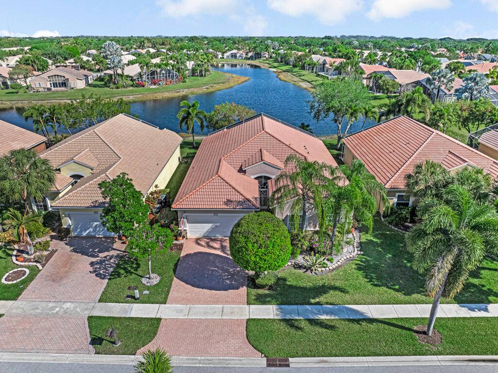 LOOKING FOR AN AMAZING LONG LAKE PANORAMIC LAKEVIEW ?