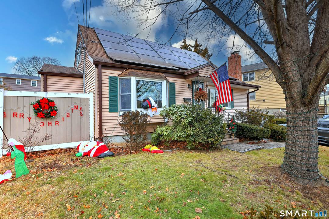 Lovely 4 Bedroom 2 1 2 Bathroom Cape, located on Bridgeport's desired North End.