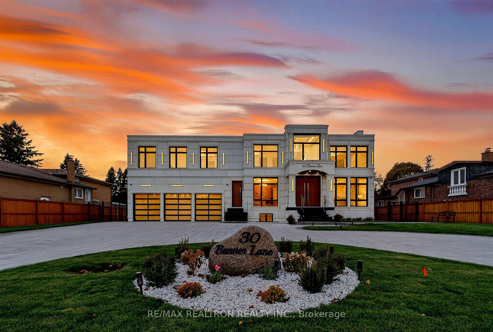 Welcome to an Exquisite Luxury Estate in the Prestigious Heart of King City !