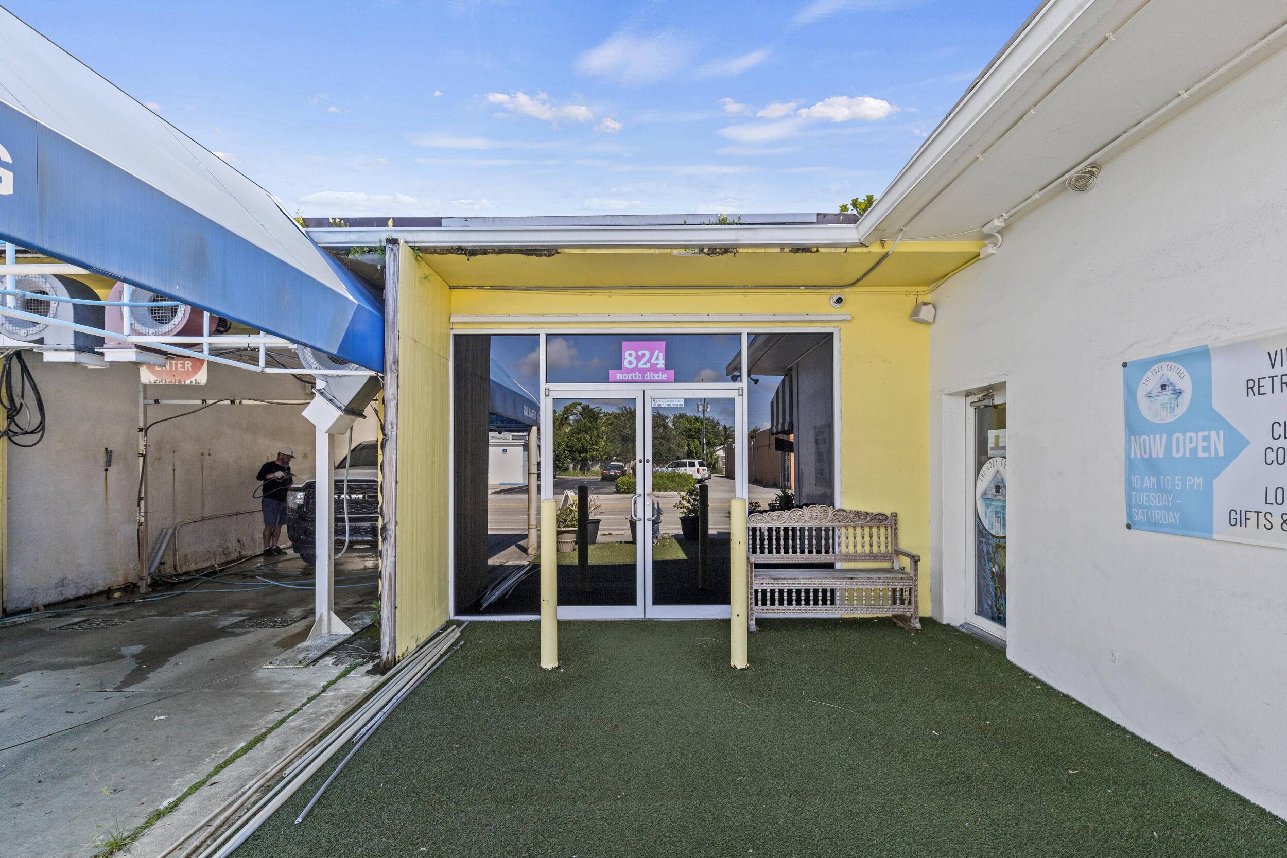 Prime Retail Space for Lease Perfect for Cafe or Lounge ConceptLooking for the perfect location to launch or expand your cafe or lounge concept ?