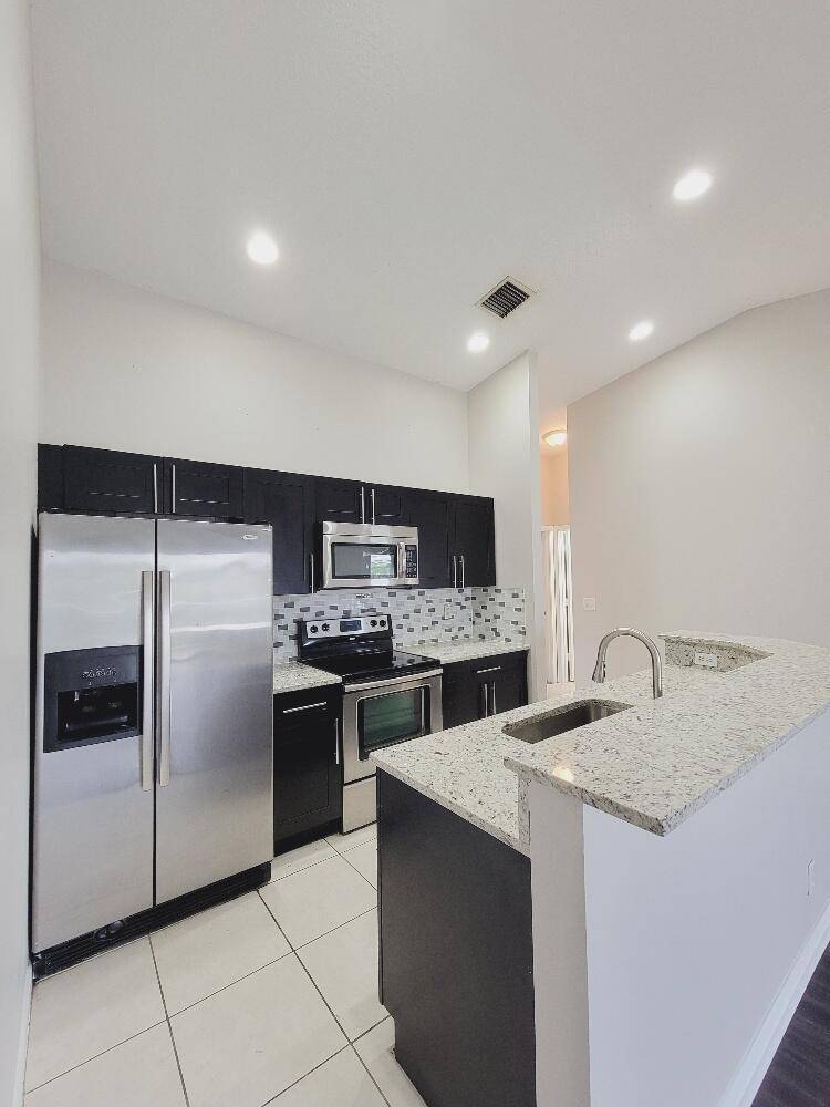 Fantastic location ! Don't miss out on this affordable 3 2 condo !