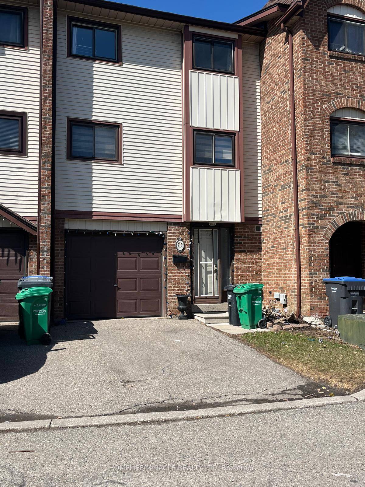 lovely and specious 3 story condo townhouse near queen and kennady, located in a quit family, friendly neighborhood, BIG SIZE BACKYARD.