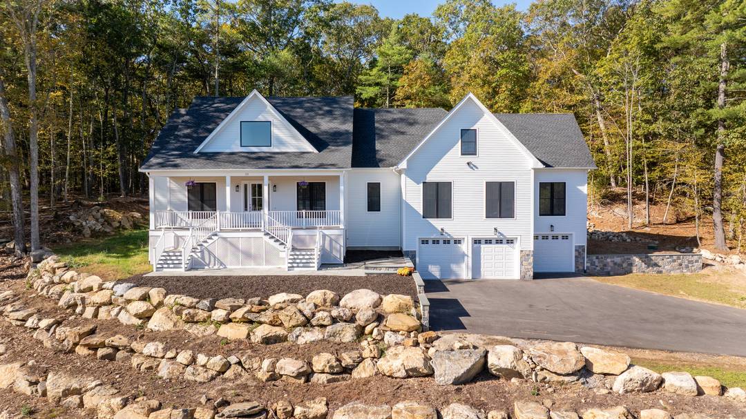 Introducing an exceptional new construction estate on the serene Lords Meadow Lane in Old Lyme, Connecticut, an exclusive collection of distinguished residences crafted for the most discerning buyers.