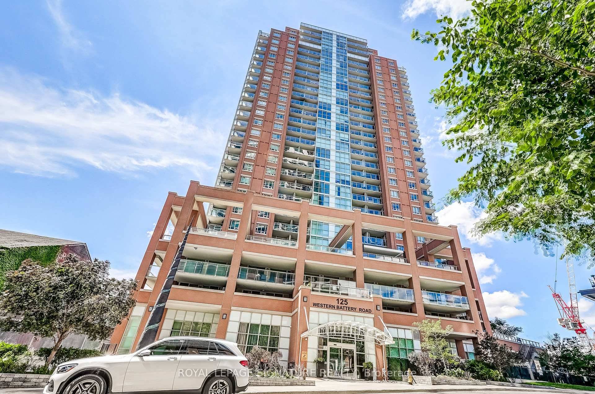 Welcome to 125 Western Battery Rd located in vibrant Liberty Village !