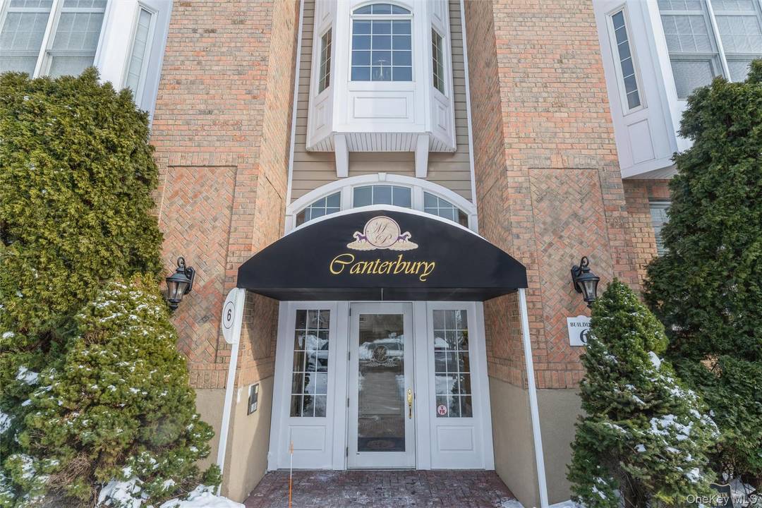 This well designed Astor model, in sought after Meadowbrook Pointe is a two bedroom, two bath unit with over 1200 square feet of living space.