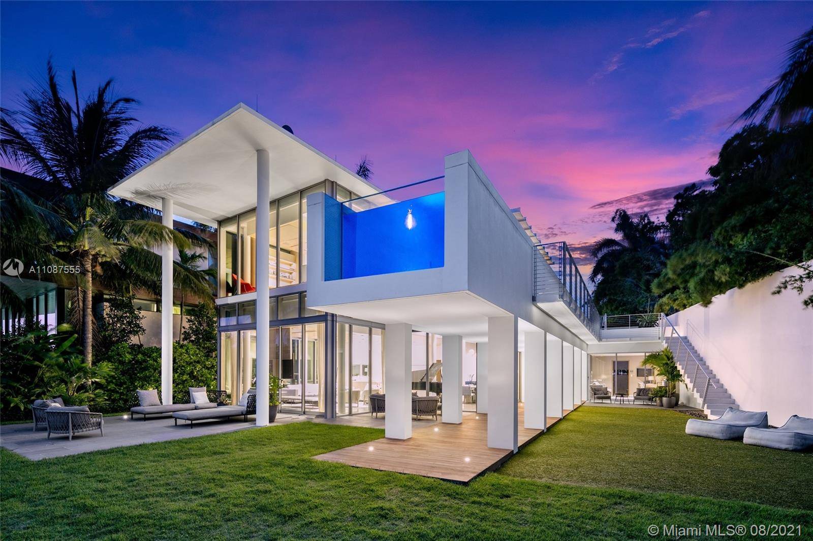 Live in your own private paradise !