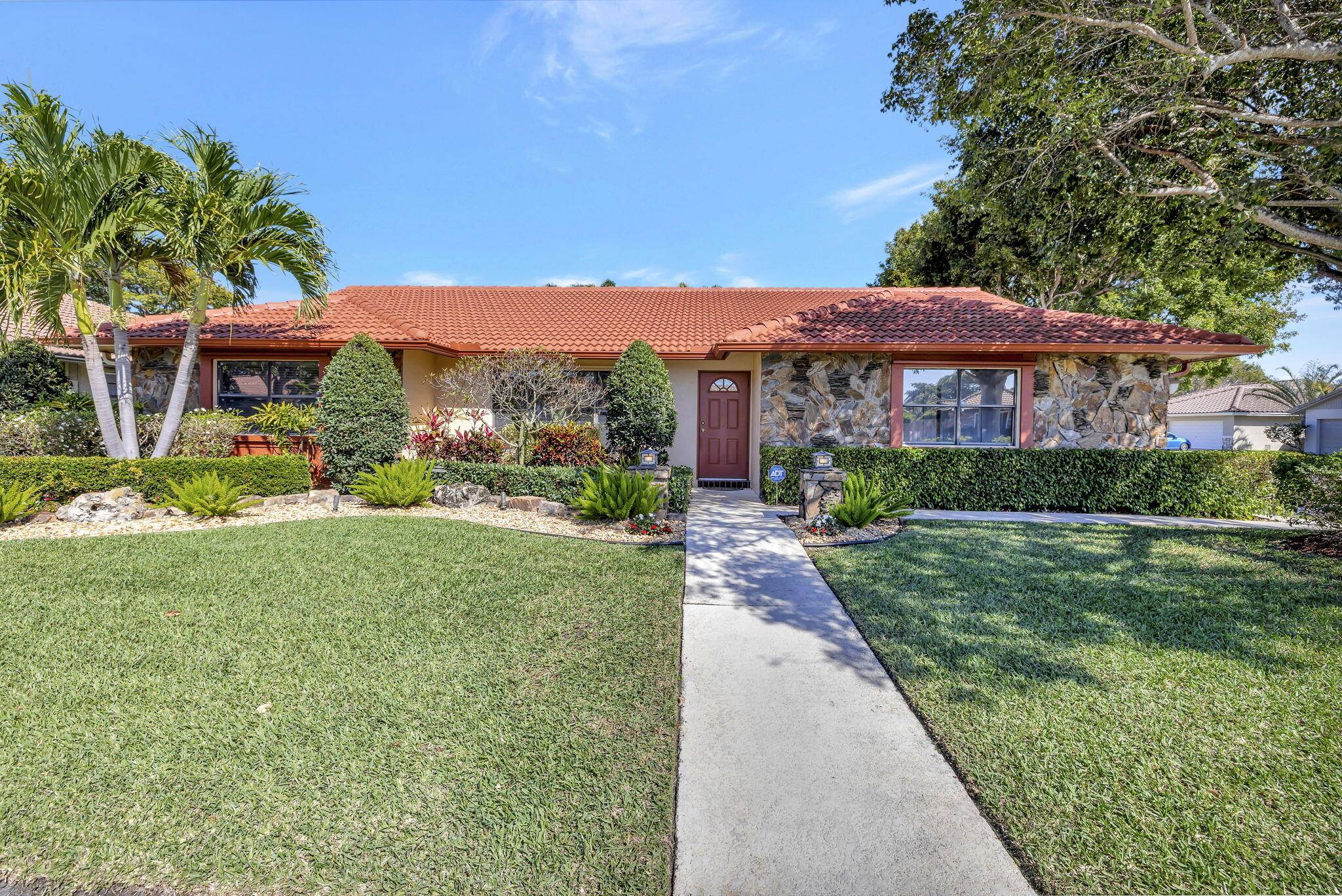 BEST PRICE IN THE NEIGHBOURHOOD FOR THE LOVELIEST HOME !
