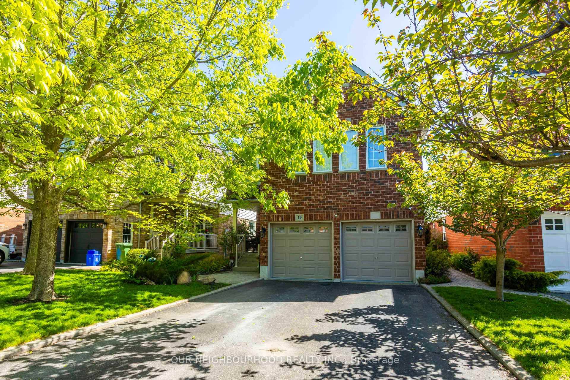 Gorgeous, Meticulously Maintained, and Beautifully Updated Williamsburg Home on One of the Most Sought After Streets in Whitby !