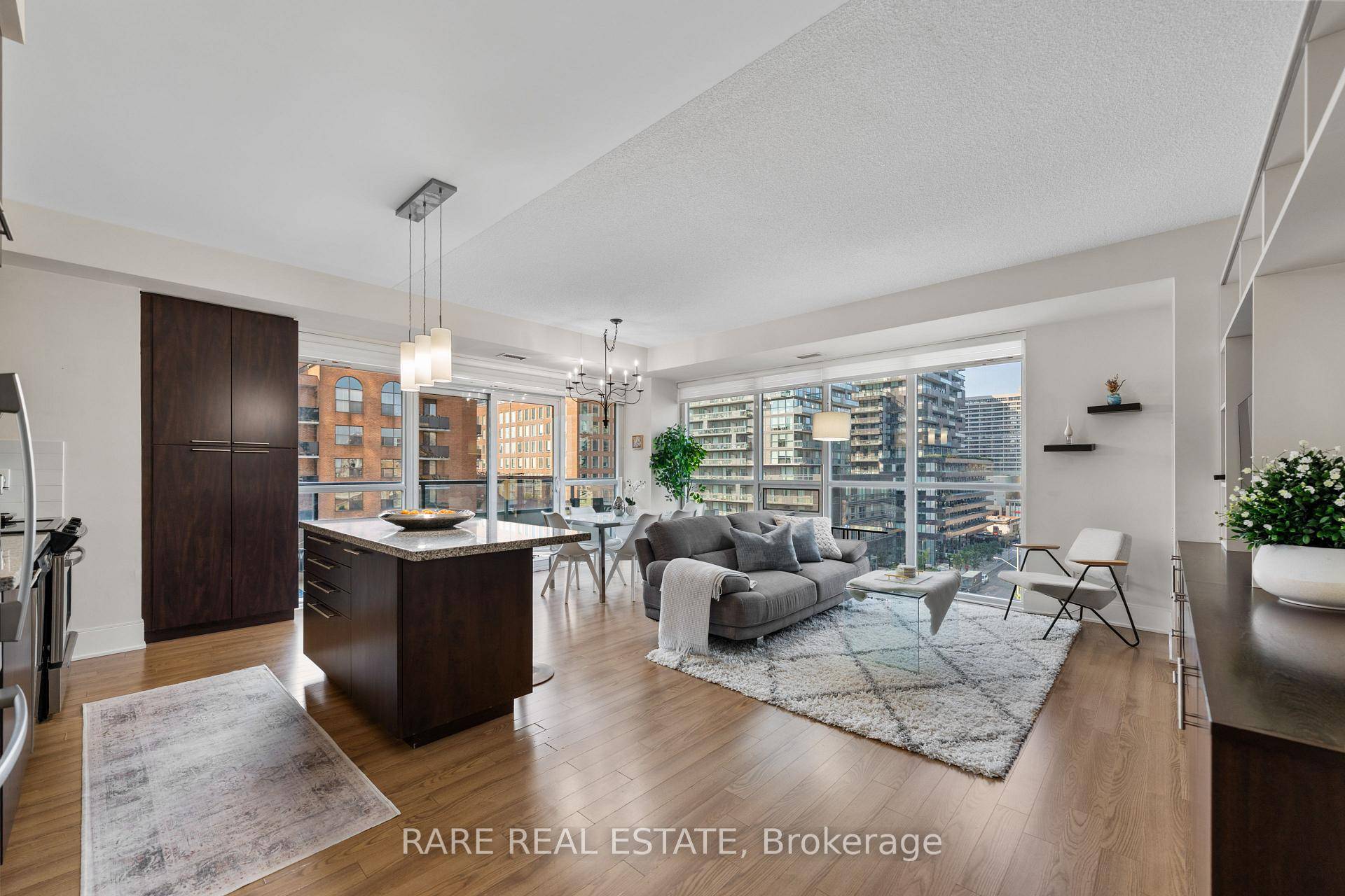 This south west sun filled corner unit oozes glamour.