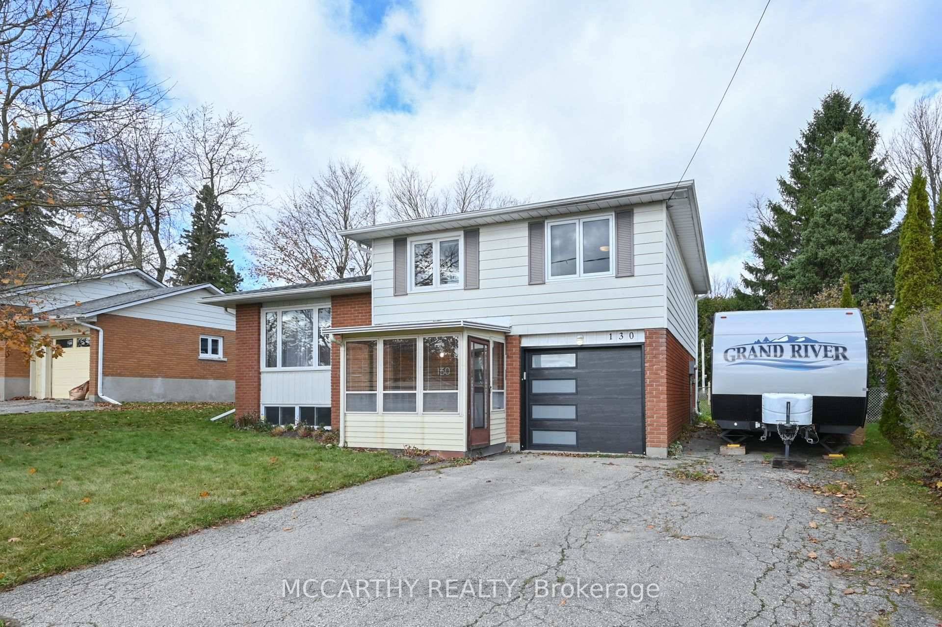 Fall in Love with This Spacious amp ; Stylish Home in the Heart of Shelburne !