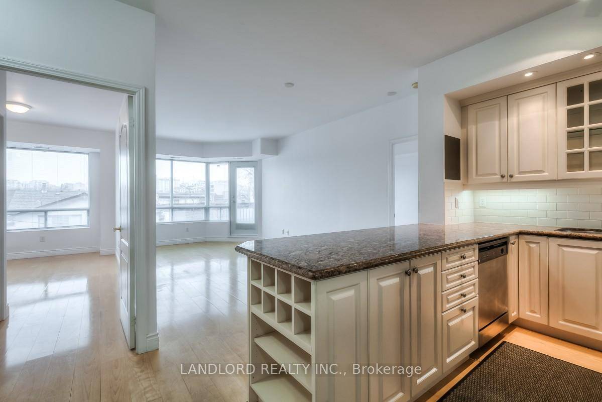 Available Immediately ! Enjoy Carefree Living In This Professionally Managed 2 1 Bedroom, 2 Bathroom Executive Suite Located On A Quiet Street In Yorkville.