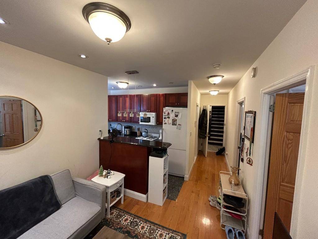 Nice two bedroom in convenient upper east side location.