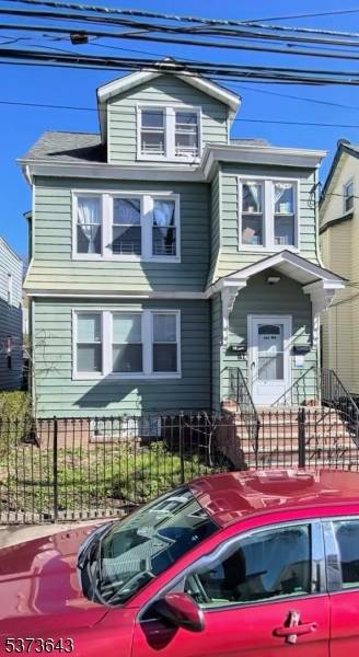 Spacious 2 family home located in the heart of Newark's !