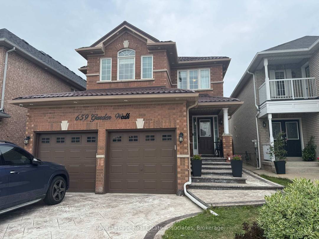 Beautiful Upper Floor Home For Lease In Sought After Meadowvale Village !