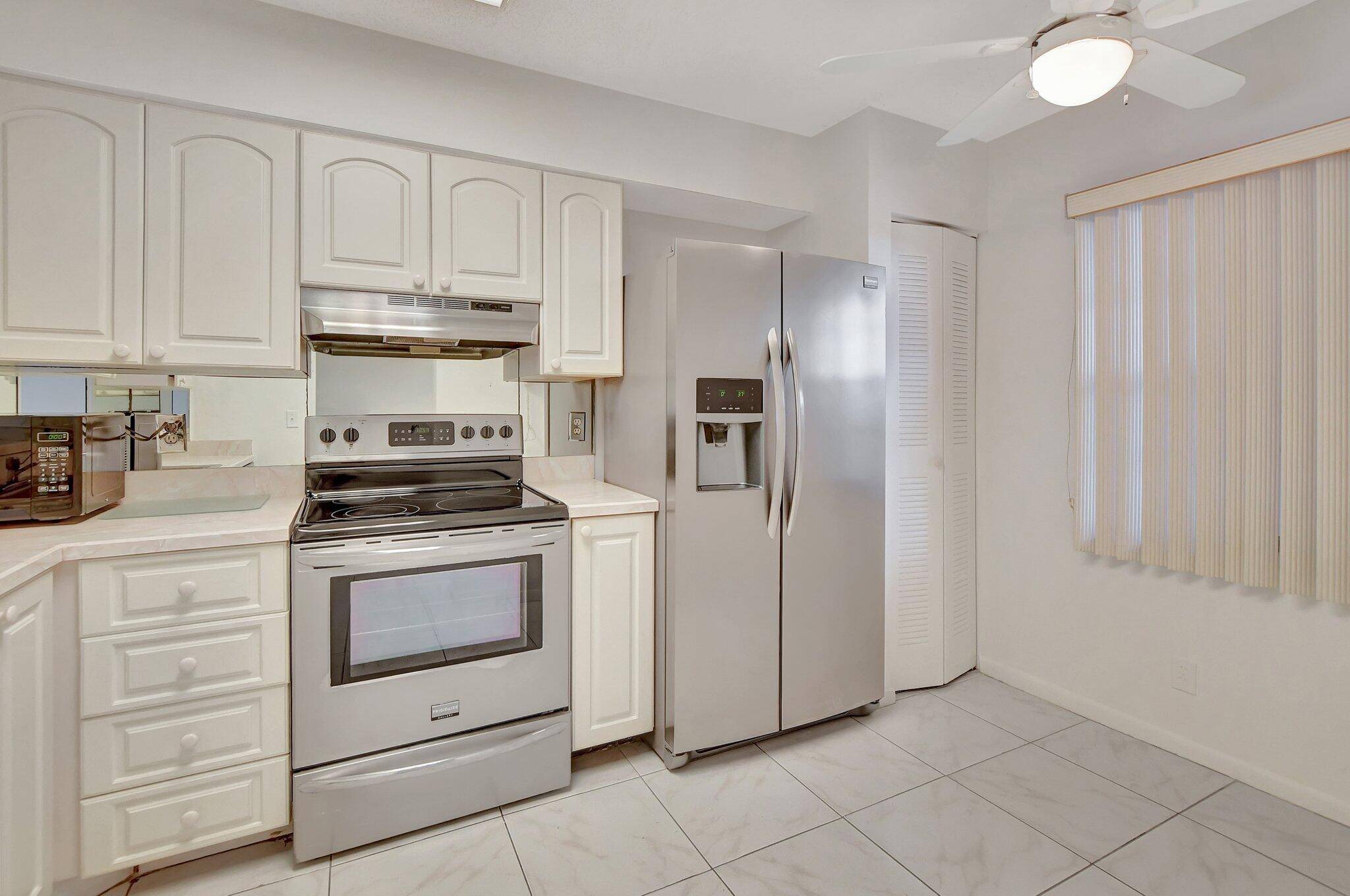 2BED 2BATH IN DESIRABLE GATED COMMUNITY OF HUNTINGTON LAKES !