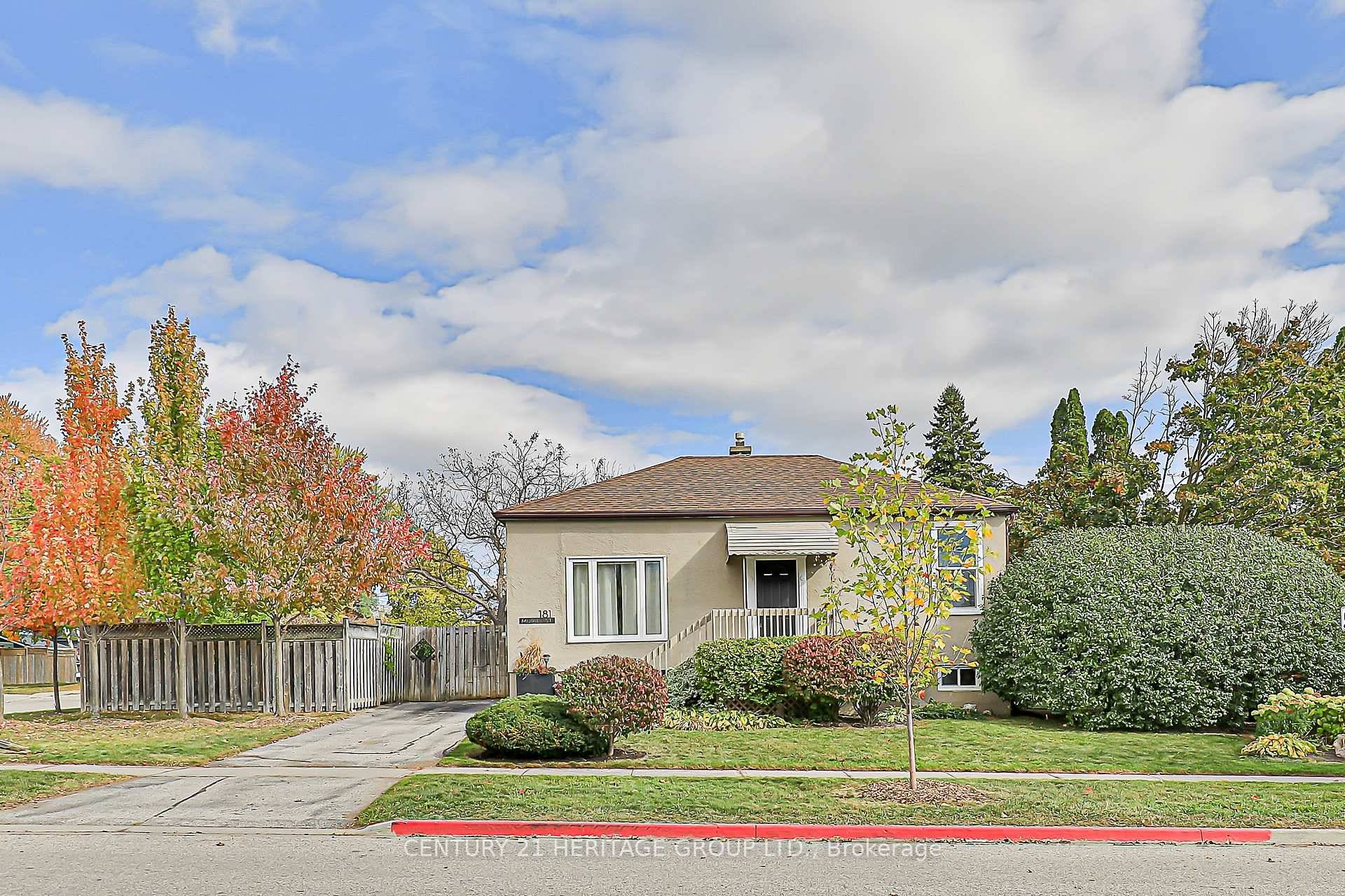 This well maintained bungalow sits on a lovely lot in a family friendly neighbourhood, where beautifully landscaped gardens create a warm and inviting first impression.